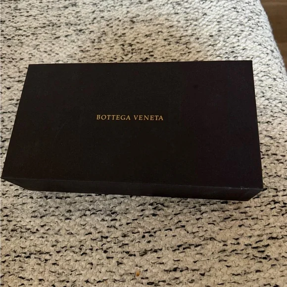 Bottega Veneta Gray Sunglasses - Picture 16 of 16